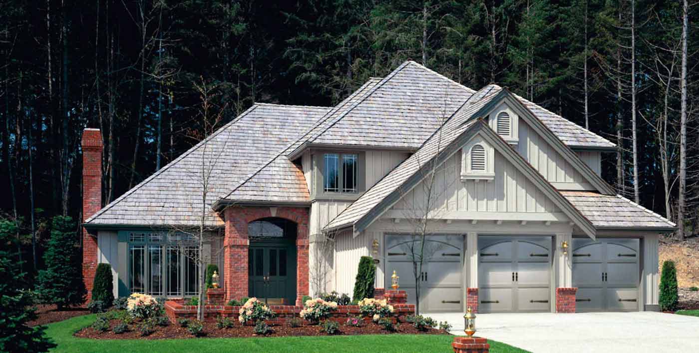 Residential home with 3 garage doors